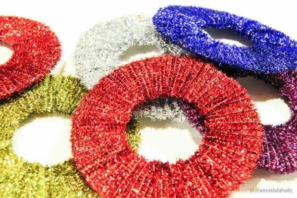 Easy Pipe cleaner wreath ornaments, #Christmas #ornaments #crafts #kidfriendly