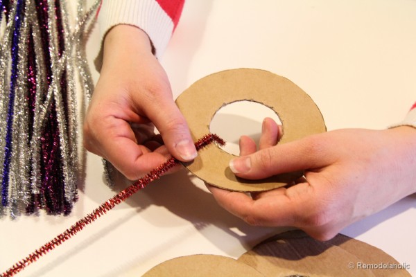 Pipe Cleaner Chirstmas Wreath ornament tutorial-7