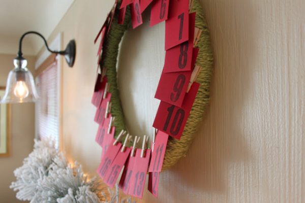 simple yarn wreath and paper pocket advent calendar, Dandee Designs via Remodelaholc