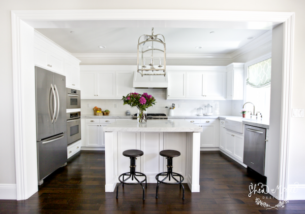 horseshoe U-shaped kitchen floor plan layout with island via DecorPad